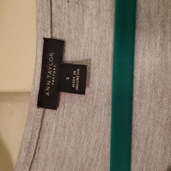 Ann Taylor Factory Gray Tee Size Small - Picture 2 of 4